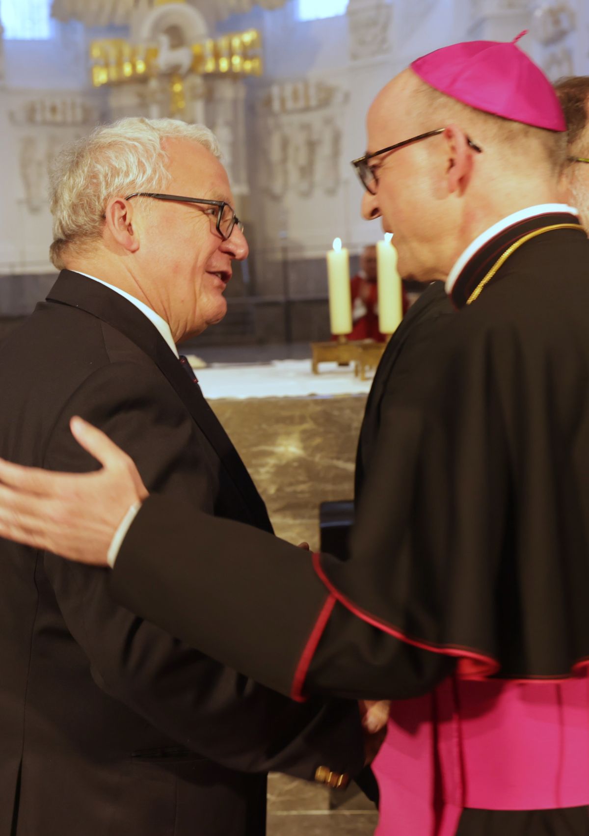 Vier Männern überreichte Bischof Dr. Franz Jung am Montagabend, 7. Juli, im Würzburger Kiliansdom im Namen von Papst Leo den päpstlichen Silvesterorden: Norbert Baumann, Dr. Harald Ebert, Hans-Georg von Mallinckrodt und Professor Dr. Klaus Reder.