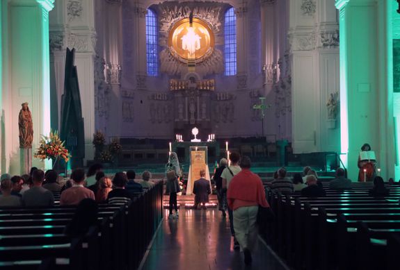 Die "Nacht der Hoffnung" in der Kiliani-Wallfahrtswoche am Samstagabend, 12. Juli, lud zu Stille, Gebet und Besinnung in den Kiliansdom ein. Viele Passanten nutzten das Angebot, das um Mitternacht endete.