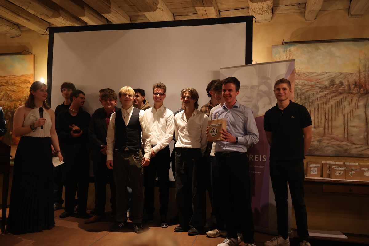 Die Schönstatt-Mannesjugend (SMJ). Die Schönstatt-Mannesjugend (SMJ).