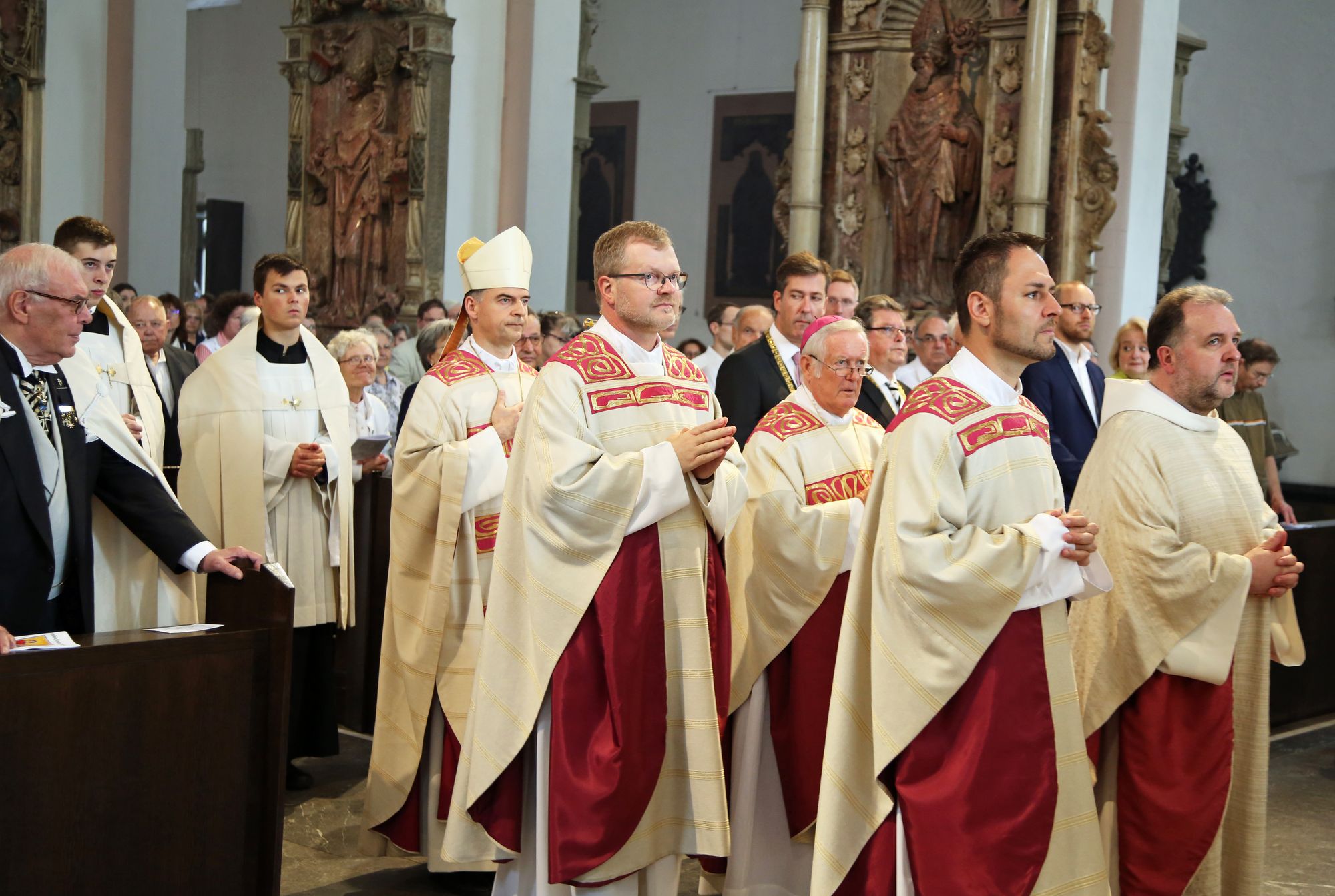 Die Fronleichnamsprozession in Würzburg stand unter dem Motto "Denn Gott hat uns nicht einen Geist der Verzagtheit gegeben, sondern den Geist der Kraft, der Liebe und Besonnenheit".