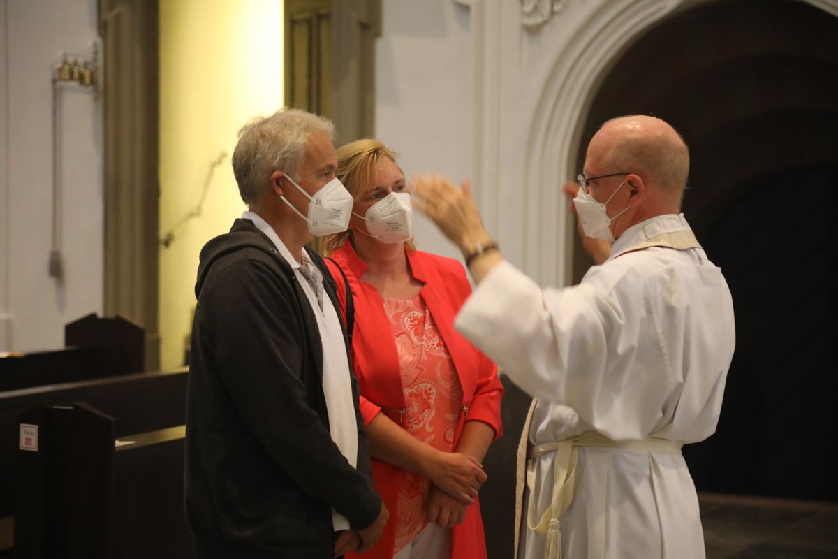 2721/0637-Dankgottesdienst für Ehejubilare mit Bischof Dr. Franz Jung_28314 Bischof Dr. Franz Jung hat am Mittwochabend, 30. Juni, einen Gottesdienst im Würzburger Kiliansdom gefeiert.