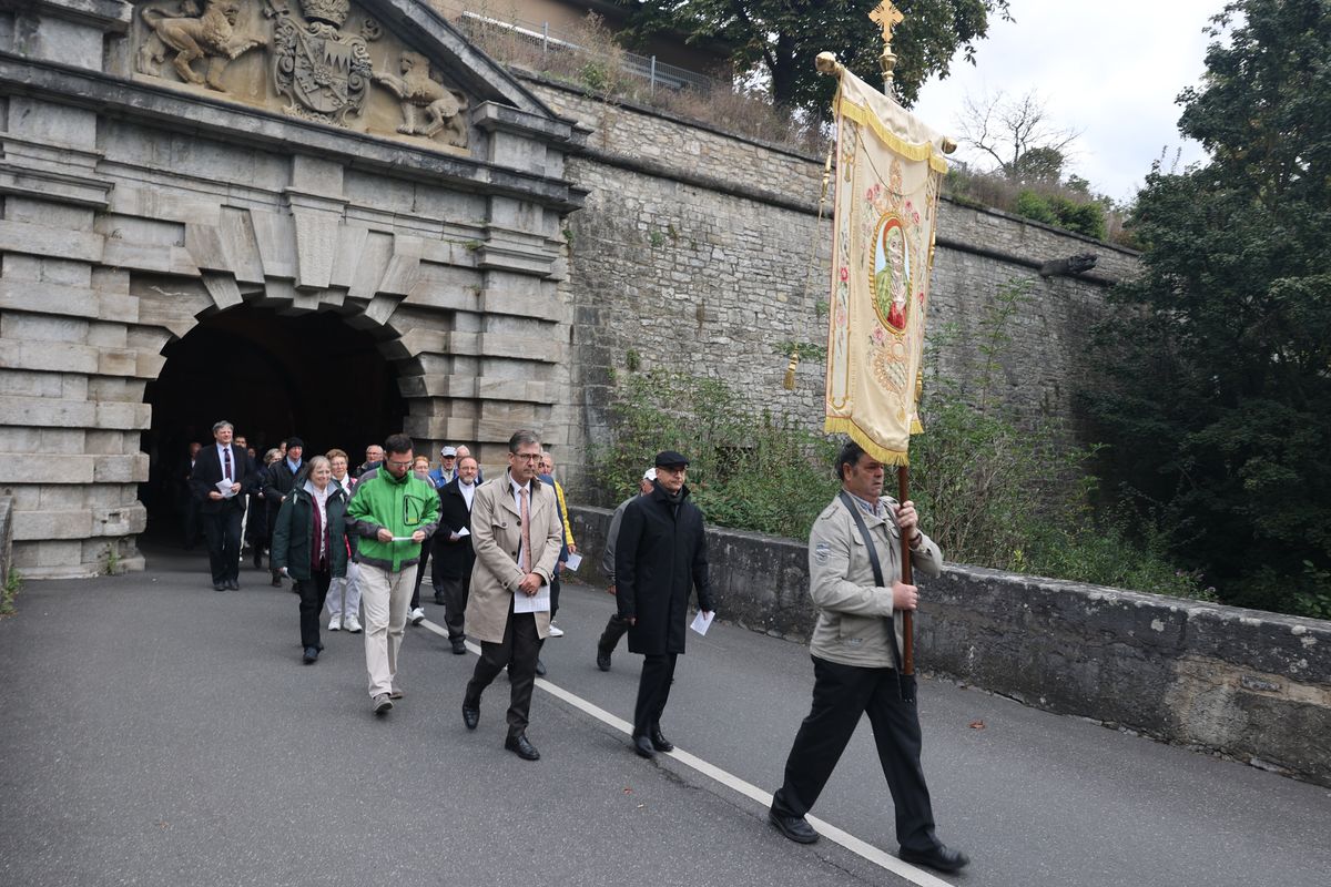 Mit einer Prozession und einem Pontifikalgottesdienst mit Bischof Dr. Franz Jung  ist am Sonntag, 15. September, das 200. Jubiläum der Kirchweihe des Würzburger Käppele gefeiert worden.