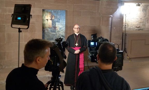 Bischof Dr. Franz Jung bei den Aufnahmen zum Video seines Fastenhirtenworts 2020 in der Krypta des Würzburger Kiliansdoms. 
