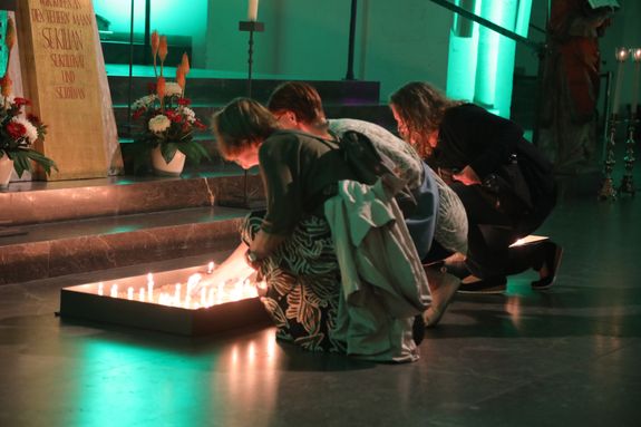 Die "Nacht der Hoffnung" in der Kiliani-Wallfahrtswoche am Samstagabend, 12. Juli, lud zu Stille, Gebet und Besinnung in den Kiliansdom ein. Viele Passanten nutzten das Angebot, das um Mitternacht endete.