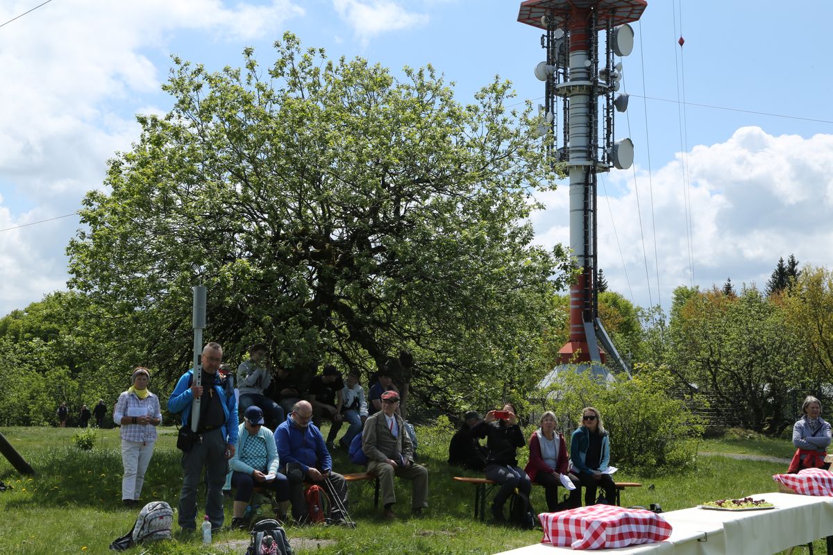 Fast 400 Gläubige haben an der Ökumenischen Kreuzbergwallfahrt mit Bischof Jung und Regionalbischöfin Bornowski teilgenommen.  Fast 400 Gläubige haben an der Ökumenischen Kreuzbergwallfahrt mit Bischof Jung und Regionalbischöfin Bornowski teilgenommen.
