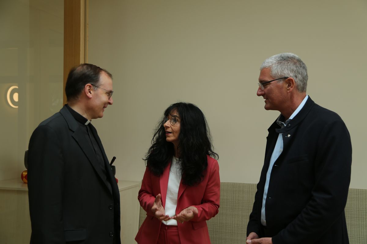 Weihbischof Paul Reder hat am Mittwoch, 9. Juli, einen Kiliani-Gottesdienst in der Kapelle der Ritaschwestern am Juliusspital Hospiz in Würzburg gefeiert. Nach dem Gottesdienst besuchte er das Hospiz und kam in den Austausch mit Mitarbeitenden und Gästen.