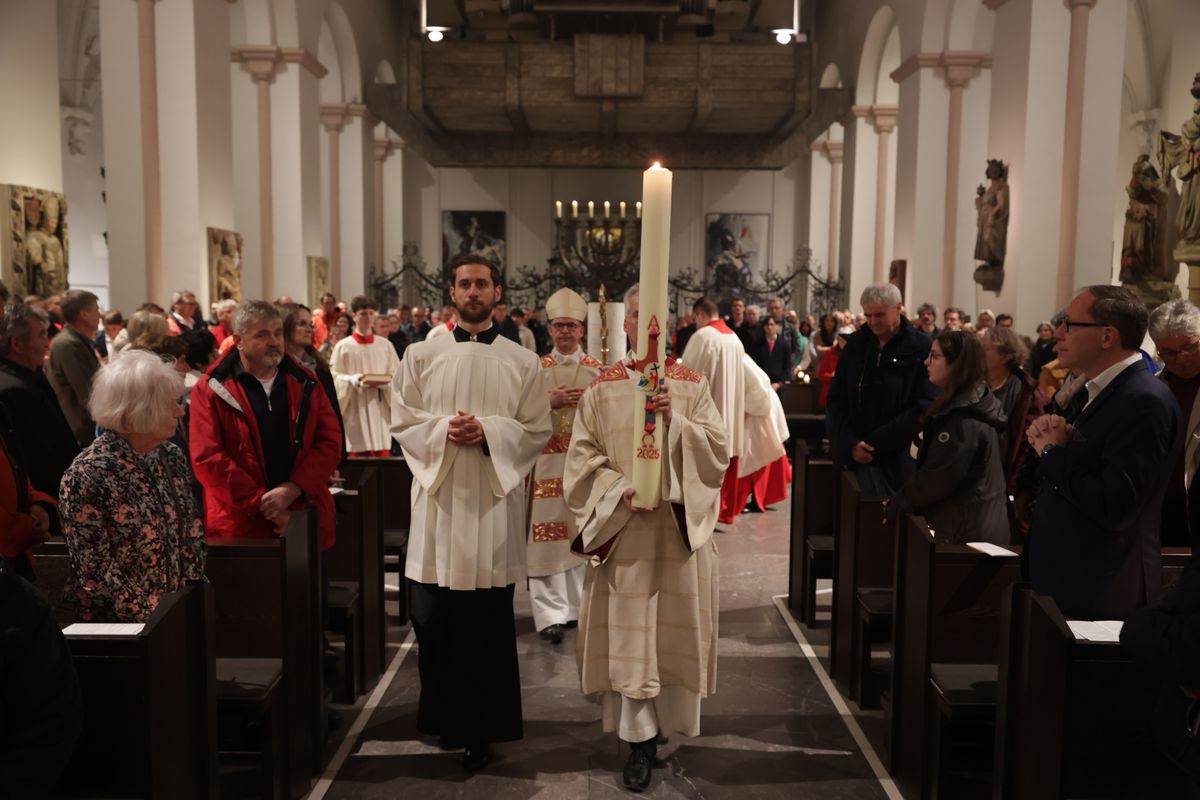 Der Lichtfeier schlossen sich die Segnung des Osterwassers und die allgemeine Tauferneuerung an. 