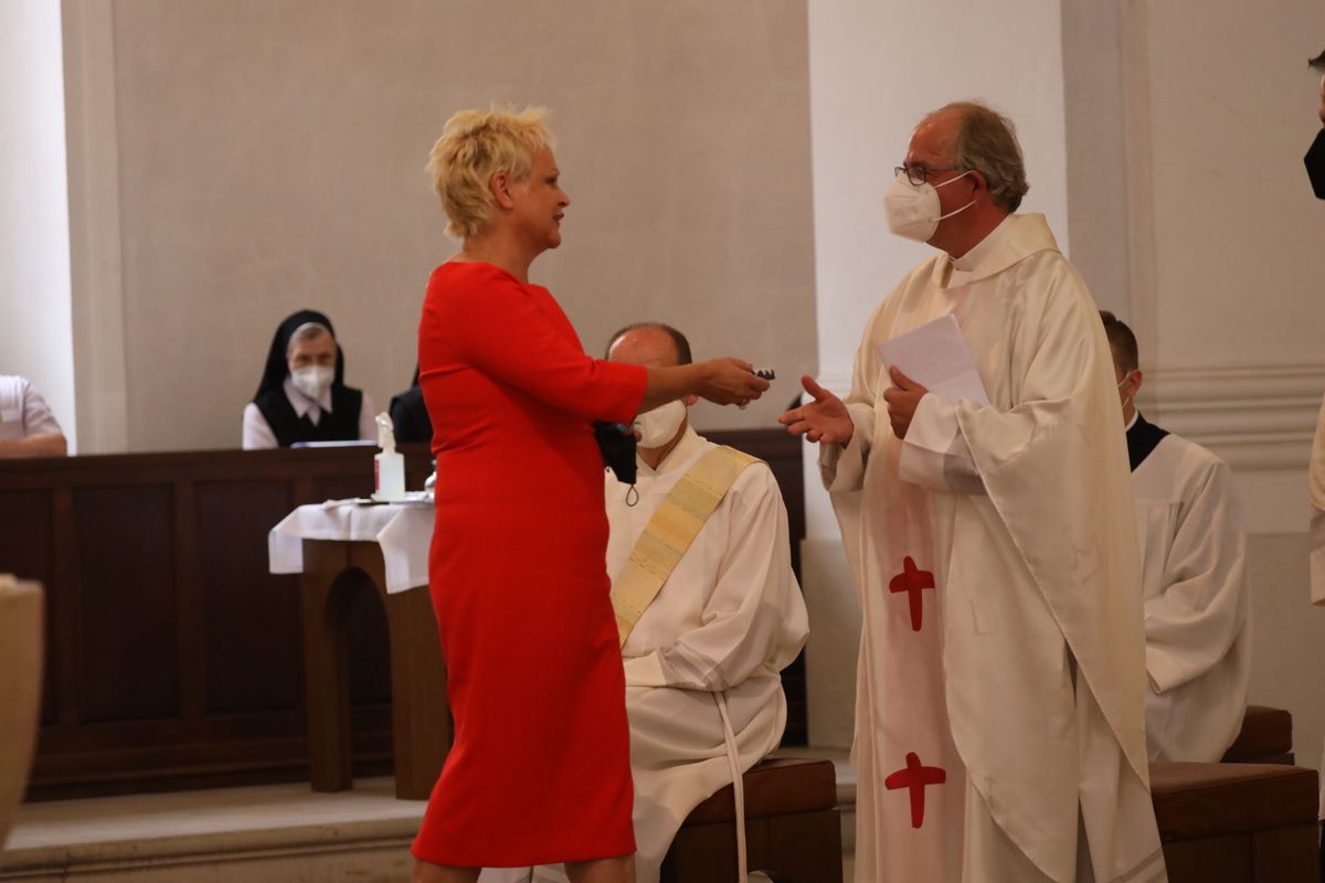 Bei einem feierlichen Gottesdienst in der Seminarkirche Sankt Michael in Würzburg mit Bischof Dr. Franz Jung am Montagabend, 26. Juli, sind Regens Stefan Michelberger und Subregens Stefan Fleischmann verabschiedet und Regens Peter Göttke offiziell begrüßt worden. 