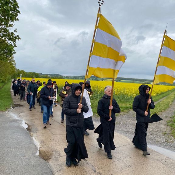 Mehr als 50 Personen liefen trotz des widrigen Wetters von Hirschfeld nach Heidenfeld. Mehr als 50 Personen liefen trotz des widrigen Wetters von Hirschfeld nach Heidenfeld.