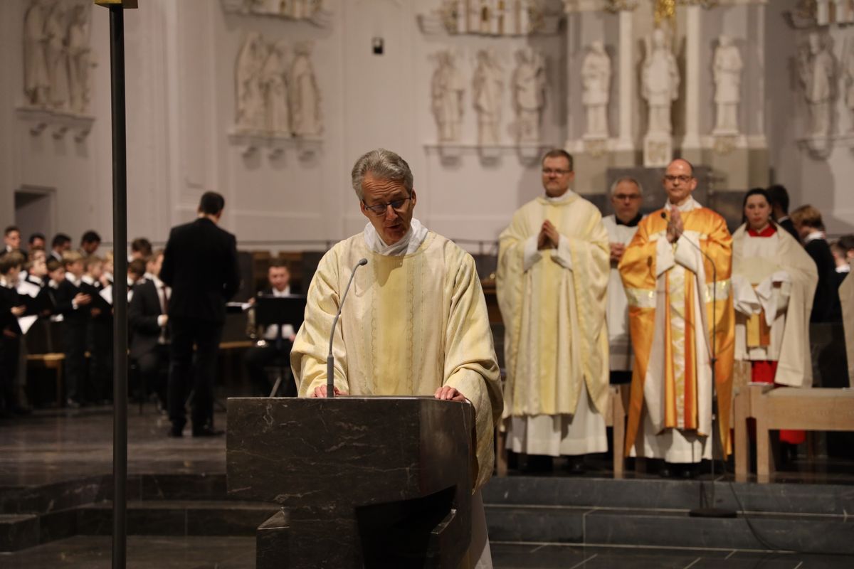 Diakon Dr. Martin Faatz sang zu Beginn der Christmette die Ankündigung des Weihnachtsfests nach dem Römischen Martyrologium. Diakon Dr. Martin Faatz sang zu Beginn der Christmette die Ankündigung des Weihnachtsfests nach dem Römischen Martyrologium.