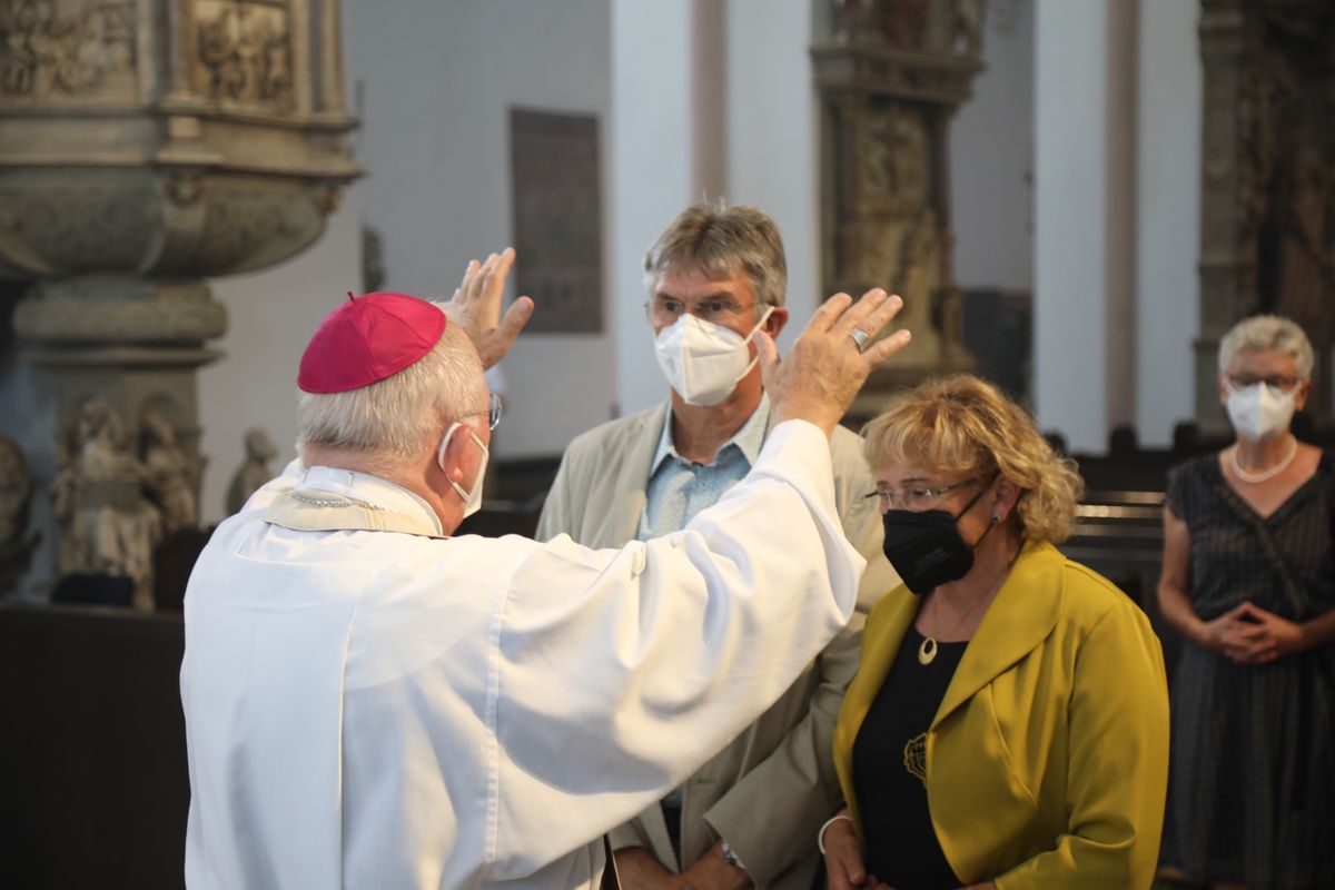 2621/0622 - Ehejubilare Gold mit Weihbischof Ulrich Boom_27930 Weihbischof Ulrich Boom feierte am Montagnachmittag, 26. Juni, einen Gottesdienst für Ehepaare, die 2020 oder 2021 ihr goldenes, diamantenes oder eisernes Ehejubiläum hatten. Im Anschluss konnten sich die Paare segnen lassen.