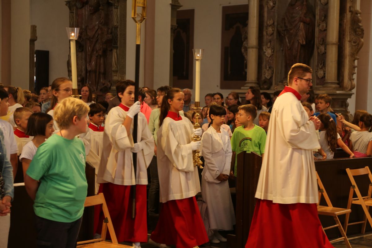 Über 1400 Kinder und ihre Begleiter sind am Montagvormittag, 7. Juli 2025, zum Gottesdienst für Erstkommunionkinder mit Bischof Dr. Franz Jung in den Würzburger Kiliansdom gekommen. 