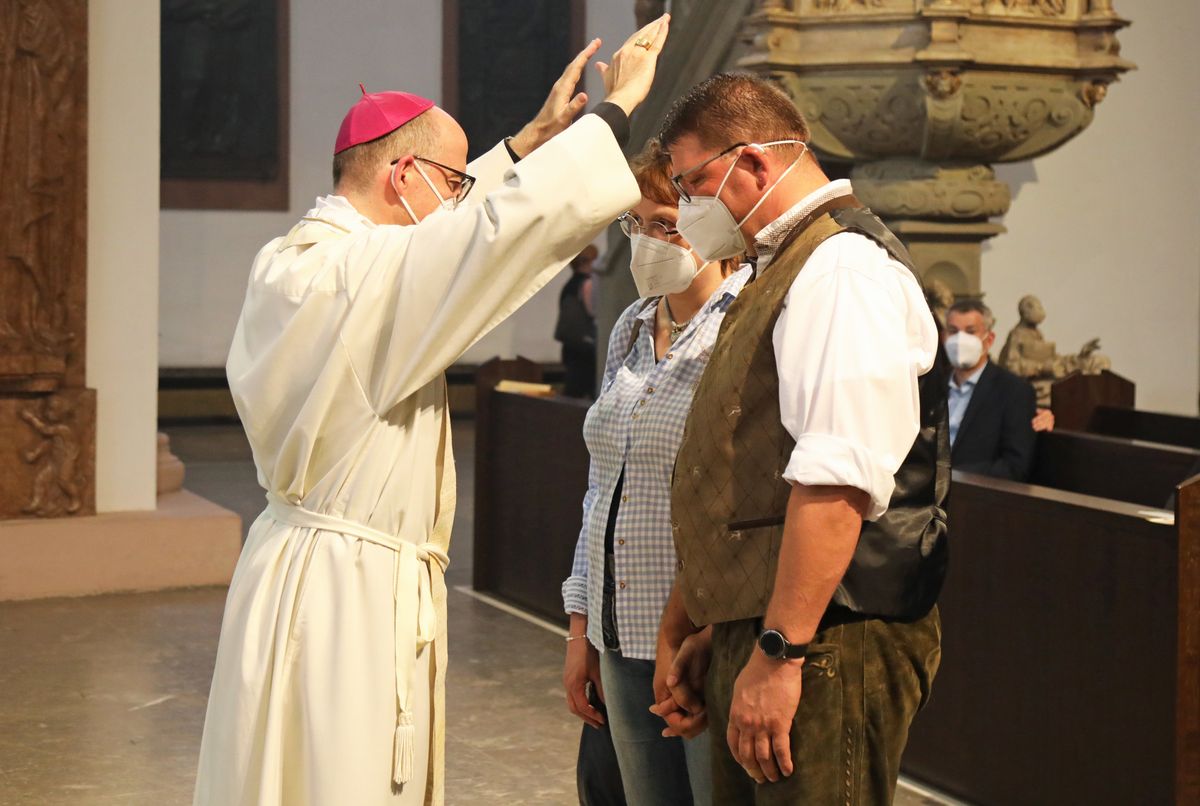 2721/0649 Dankgottesdienst für Ehejubilare mit Bischof Jung am Freitagabend, 2. Juli_28567 Mit rund 120 Ehepaaren aus der ganzen Diözese, die 2020 oder 2021 ihr silbernes Ehejubiläum feiern, hat Bischof Dr. Franz Jung am Freitagabend, 2. Juli, einen Gottesdienst im Würzburger Kiliansdom gefeiert.