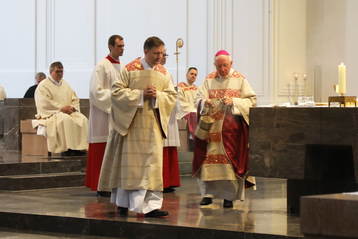 Bei einem Pontifikalgottesdienst am Samstag, 17. Oktober, hat Weihbischof Ulrich Boom im Würzburger Kiliansdom Uwe Becker zum Ständigen Diakon geweiht.
