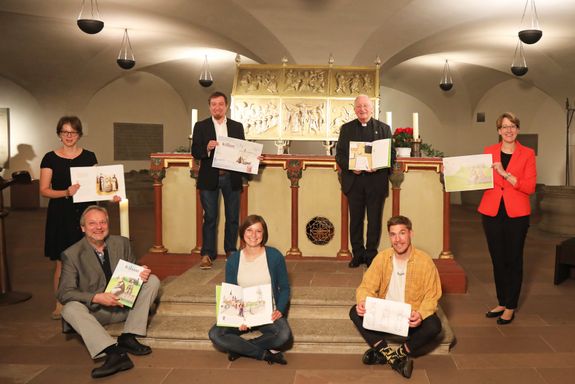 Freuen sich über das neue Bilderbuch "Kilian": Weihbischof Ulrich Boom (2. von rechts hinten) mit den Autoren (von links) Dr. Katharina Kindermann, Joachim Schroeter und Alexandra Eck. Vorne von links: Thomas Häußner, Leiter des Echter-Verlags Würzburg, Illustratorin Tanja Erdmann und Grafiker Felix Konrad. 