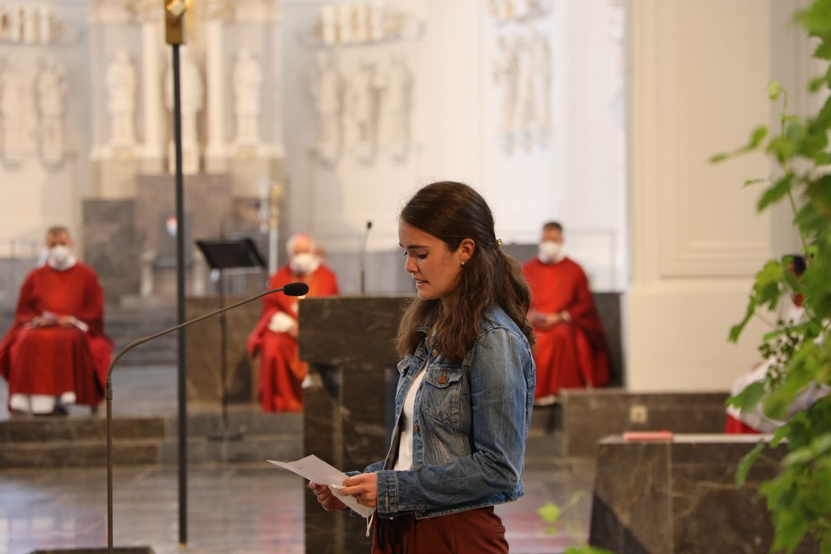 Weihbischof Ulrich Boom hat im Auftrag von Bischof Dr. Franz Jung 33 Frauen und sieben Männern am Freitagabend, 9. Juli, im Kiliansdom die Missio canonica verliehen.