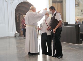 Bischof em. Dr. Friedhelm Hofmann feierte am Freitagnachmittag, 25. Juni, einen Dankgottesdienst mit Ehepaaren, die seit 50, 60 oder 65 Jahren verheiratet sind. Anschließend spendeten der Bischof sowie weitere Priester und Diakone den Jubilaren mit Abstand den Segen.