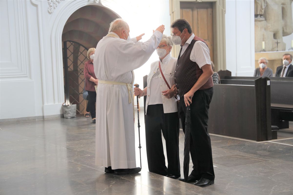 Bischof em. Dr. Friedhelm Hofmann feierte am Freitagnachmittag, 25. Juni, einen Dankgottesdienst mit Ehepaaren, die seit 50, 60 oder 65 Jahren verheiratet sind. Anschließend spendeten der Bischof sowie weitere Priester und Diakone den Jubilaren mit Abstand den Segen.