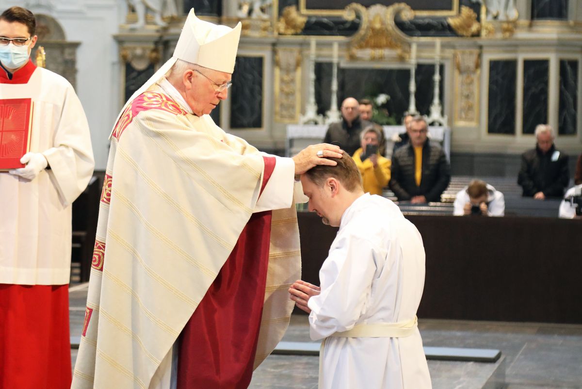 Bei einem Pontifikalgottesdienst am Samstag, 17. Oktober, hat Weihbischof Ulrich Boom im Würzburger Kiliansdom Uwe Becker zum Ständigen Diakon geweiht.
