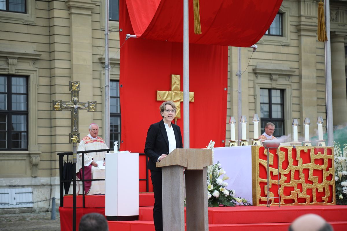 Weihbischof Ulrich Boom hat an Fronleichnam mit rund 350 Besuchern auf dem Würzburger Residenzplatz einen Freiluftgottesdienst gefeiert.