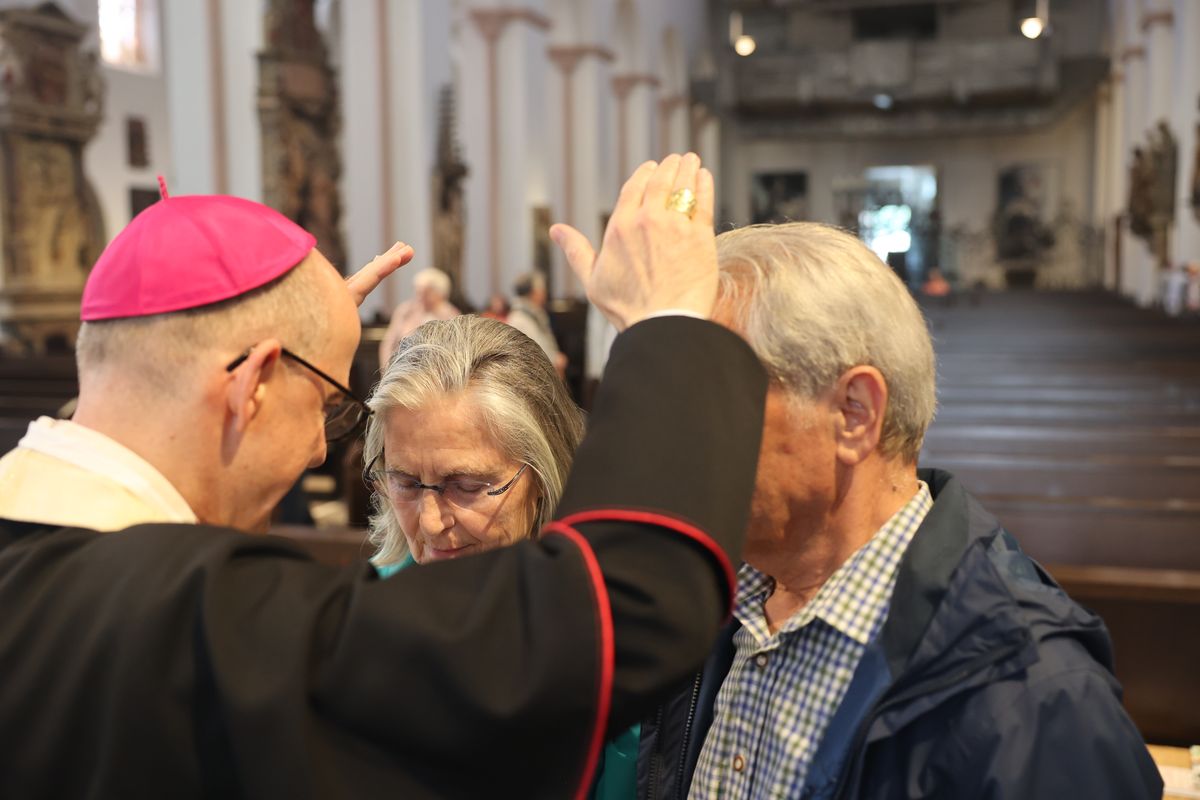Seelsorgerinnen und Seelsorger spendeten nach dem Gottesdienst den Jubelpaaren individuell den Segen. 
