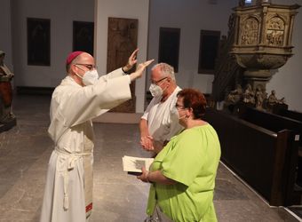 Mit rund 100 Ehepaaren aus der ganzen Diözese hat Bischof Dr. Franz Jung am Montagabend, 28. Juni, einen Gottesdienst im Würzburger Kiliansdom gefeiert. Eingeladen waren Ehejubilare, die in den Jahren 2020 und 2021 ihr silbernes Ehejubiläum feiern. Nach dem Gottesdienst ließen sich die Ehepartner von Bischof Jung und weiteren Priestern und Diakonen mit Abstand segnen.
