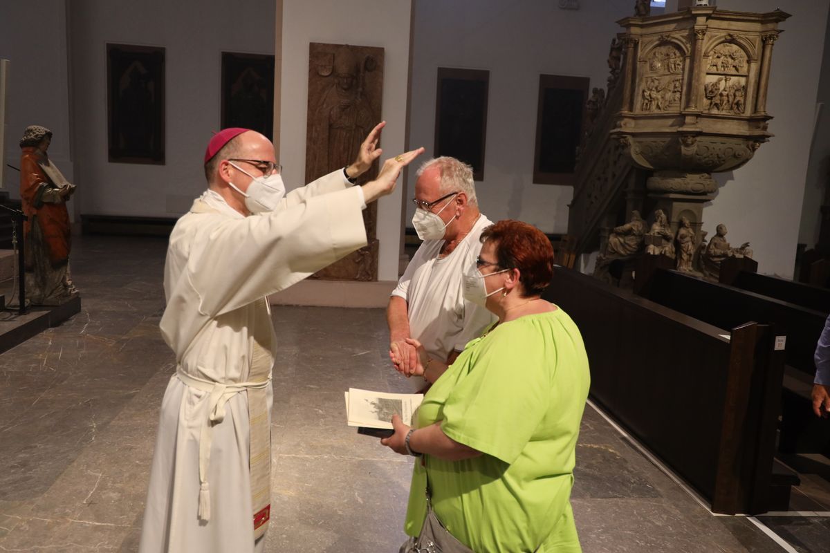 2621/0619 Ehejubilare Bischof 28. Juni Abend_27994 Mit rund 100 Ehepaaren aus der ganzen Diözese hat Bischof Dr. Franz Jung am Montagabend, 28. Juni, einen Gottesdienst im Würzburger Kiliansdom gefeiert. Eingeladen waren Ehejubilare, die in den Jahren 2020 und 2021 ihr silbernes Ehejubiläum feiern. Nach dem Gottesdienst ließen sich die Ehepartner von Bischof Jung und weiteren Priestern und Diakonen mit Abstand segnen.