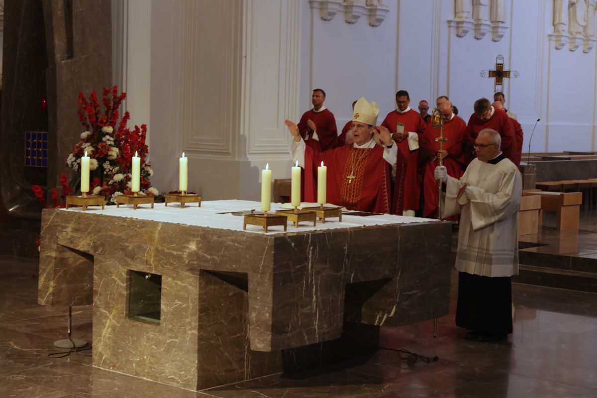 Rund 900 Personen feierten den Kiliani-Pontifikalgottesdienst für Räte und Politiker am Montagabend, 7. Juli, im Kiliansdom mit. Eine Begegnung auf dem Kiliansplatz schloss sich an. 