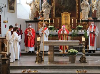 Weihbischof Ulrich Boom feierte am Donnerstagabend ein Pontifikalamt in der Pfarrkirche Sankt Michael in Zeil am Main.