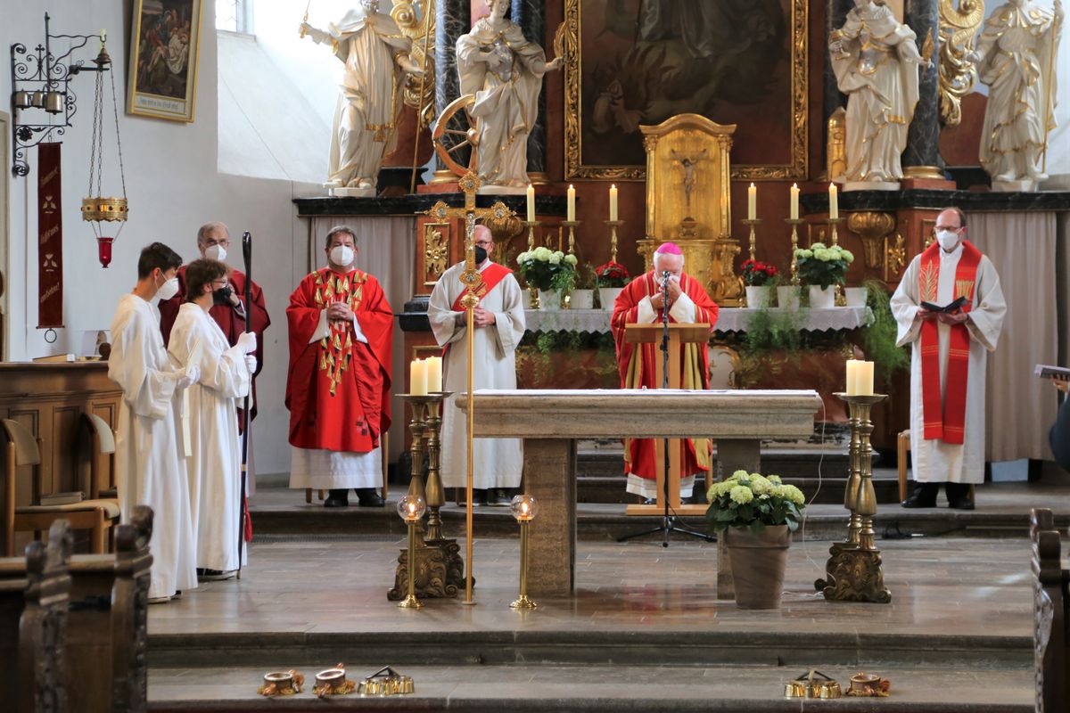 Weihbischof Ulrich Boom feierte am Donnerstagabend ein Pontifikalamt in der Pfarrkirche Sankt Michael in Zeil am Main.