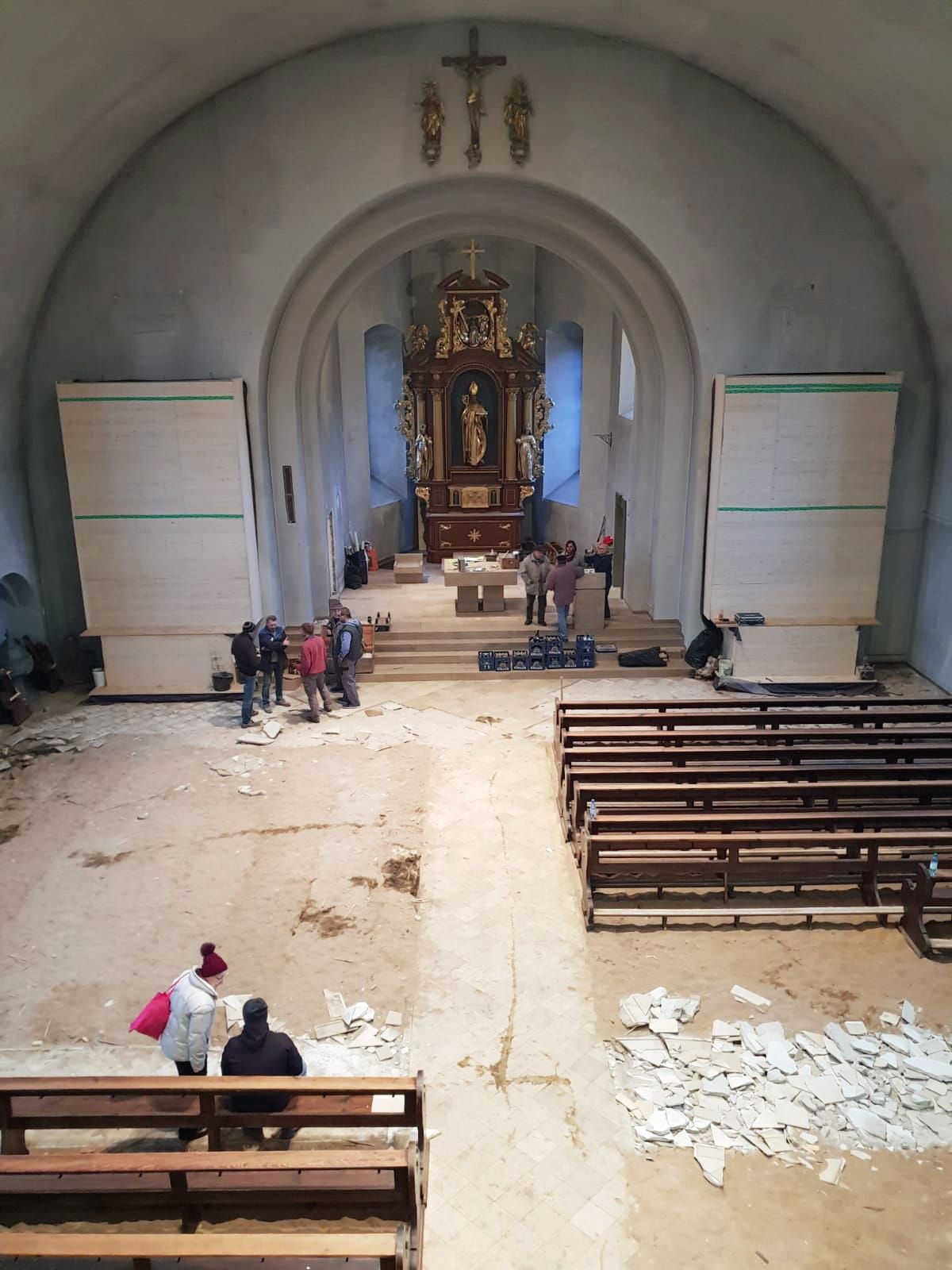 Drei Jahre dauerte die Renovierung der Kirche Sankt Nikolaus. Die vielen Helfer seien eine "große Bereicherung" gewesen, sagt Pfarrer Michael Erhart. Drei Jahre dauerte die Renovierung der Kirche Sankt Nikolaus. Die vielen Helfer seien eine "große Bereicherung" gewesen, sagt Pfarrer Michael Erhart.