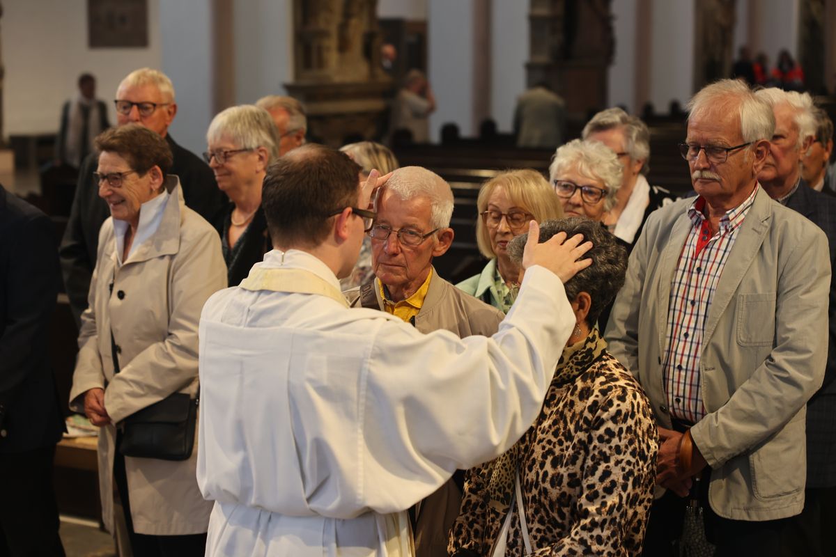 Seelsorgerinnen und Seelsorger spendeten nach dem Gottesdienst den Jubelpaaren individuell den Segen. 