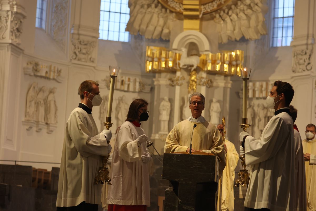 Mit der Messe vom Letzten Abendmahl am Gründonnerstag, 14. April, hat Bischof Dr. Franz Jung im Würzburger Kiliansdom die drei österlichen Tage vom Leiden und Sterben, von der Grabesruhe und der Auferstehung des Herrn eröffnet.