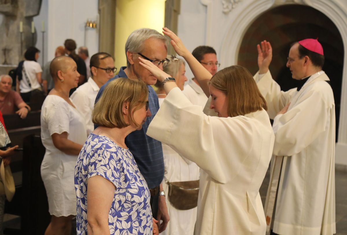 Mit rund 1000 Eheleuten, die in diesem Jahr Silberhochzeit haben, feierte Bischof Dr. Franz Jung am Freitagabend, 4. Juli 2025, einen Pontifikalgottesdienst im Kiliansdom. Im Anschluss erteilten er, Weihbischof Paul Reder sowie weitere Seelsorgerinnen und Seelsorger den Paaren einzeln den Segen.