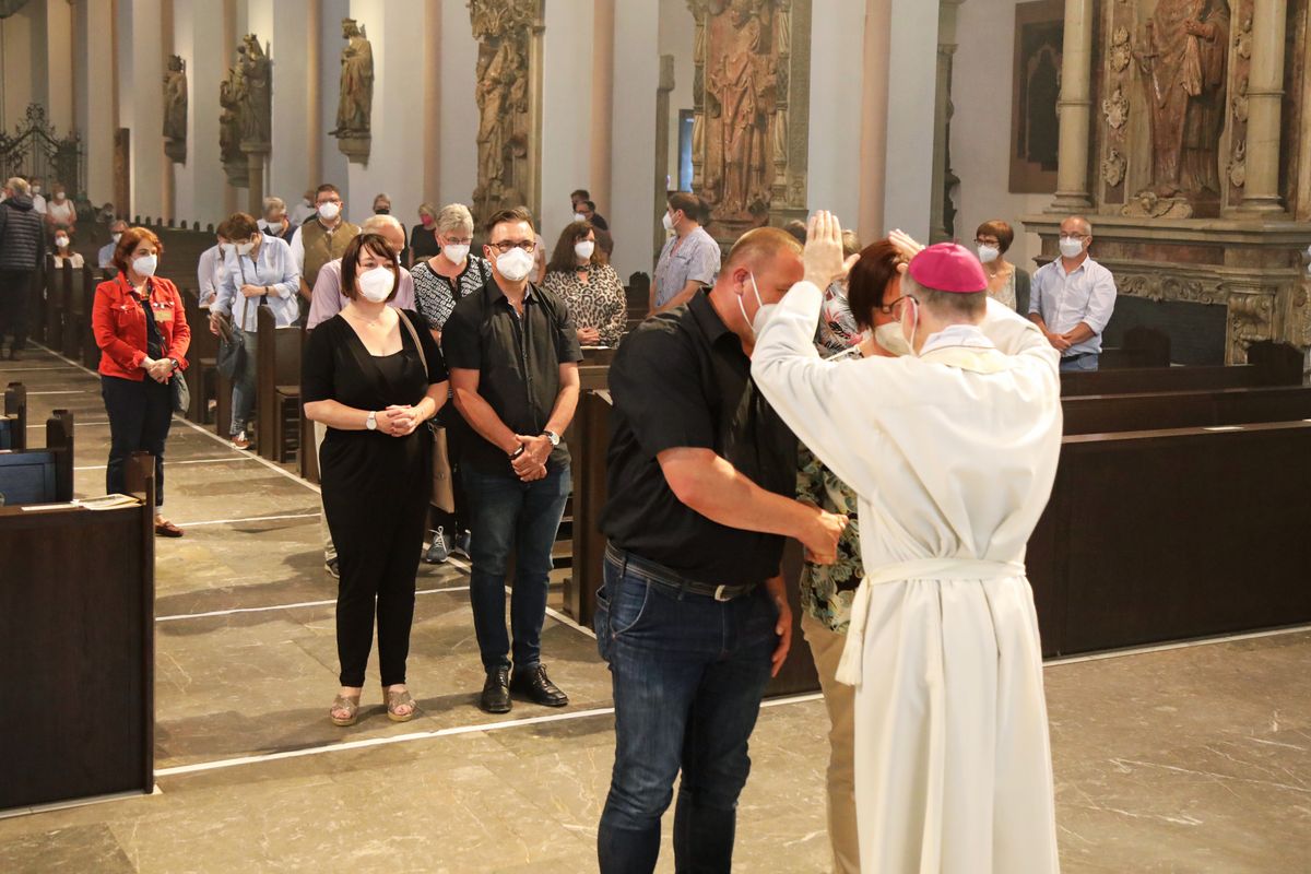 2721/0649 Dankgottesdienst für Ehejubilare mit Bischof Jung am Freitagabend, 2. Juli_28556 Mit rund 120 Ehepaaren aus der ganzen Diözese, die 2020 oder 2021 ihr silbernes Ehejubiläum feiern, hat Bischof Dr. Franz Jung am Freitagabend, 2. Juli, einen Gottesdienst im Würzburger Kiliansdom gefeiert.