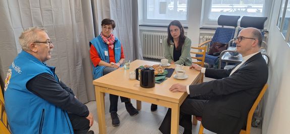 Bischof Dr. Franz Jung (rechts) im Gespräch mit (von links) Elmar Rachle und Leiterin Susanne Brand von der Bahnhofsmission sowie Martina Fallmann, Geschäftsführerin von IN VIA.