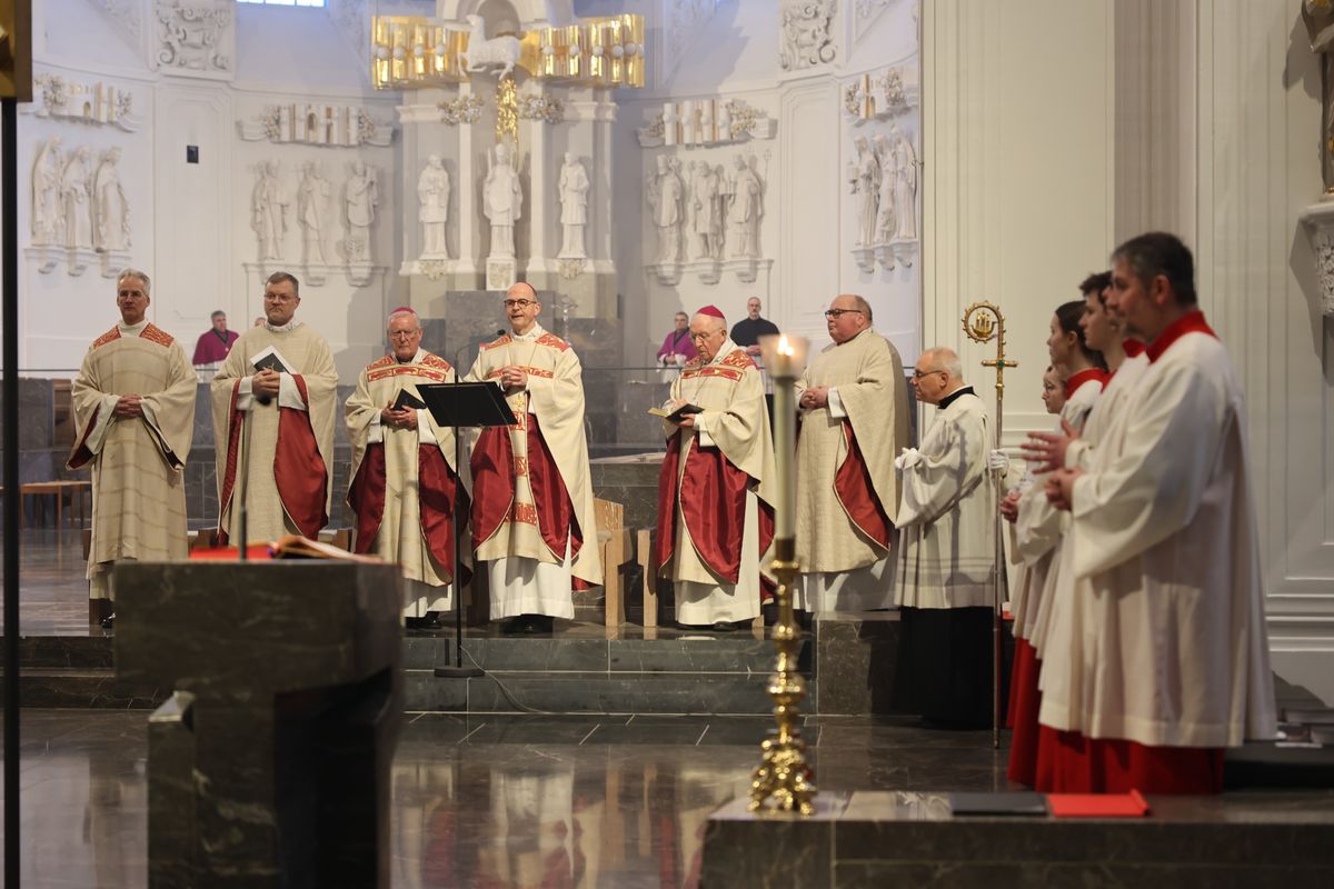 Mit einer Prozession vom Neumünster zum Kiliansdom und einer Pontifikalmesse hat Bischof Dr. Franz Jung am Dienstag, 31. Dezember, in Würzburg für das Bistum das Heilige Jahr eröffnet. Es steht unter dem Motto "Pilger der Hoffnung". 