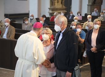 Bischof Dr. Franz Jung segnete nach dem Gottesdienst die Ehejubilare.
