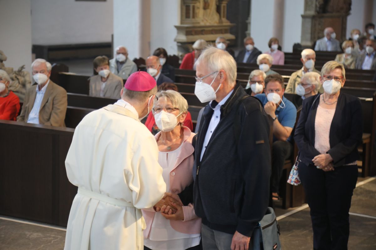 2721/0630_Ehejubilare mit Bischof Franz Jung_28158 Bischof Dr. Franz Jung segnete nach dem Gottesdienst die Ehejubilare.