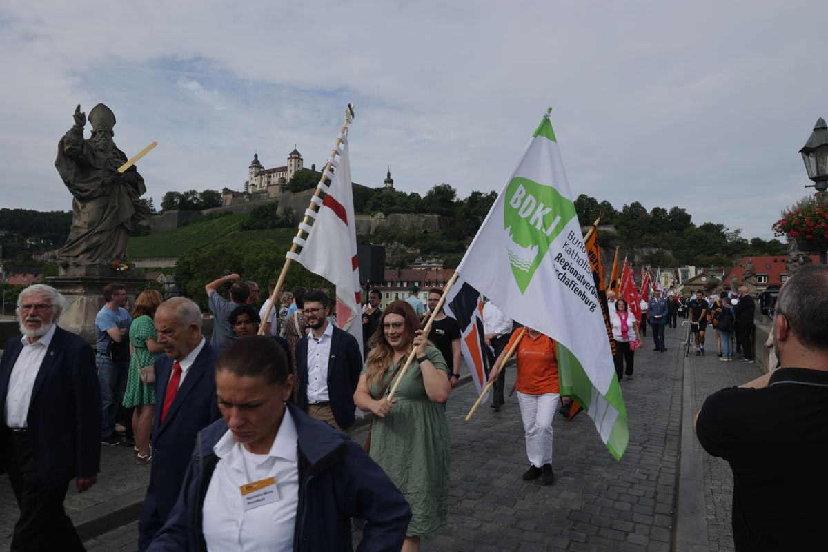 Mit einer Reliquienprozession von Sankt Burkard über die Alte Mainbrücke und einem Pontifikalgottesdienst im Kiliansdom ist am Sonntag, 6. Juli, die Kiliani-Wallfahrtswoche 2025 eröffnet worden.
