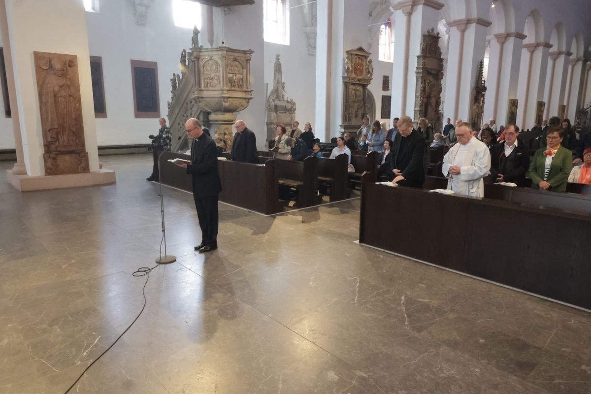 Vor der 12-Uhr-Messe im Kiliansdom betete Bischof Dr. Franz Jung für den verstorbenen Papst Franziskus, entzündete eine Kerze und trug sich als erster in das ausgelegte Kondolenzbuch ein.