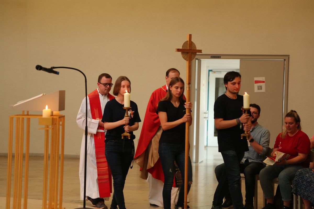 Am Tag der Jugend hat Weihbischof Paul Reder im Anschluss an ein buntes Workshop-Programm einen Kiliani-Gottesdienst mit den Jugendlichen im Kilianeum in Würzburg gefeiert.