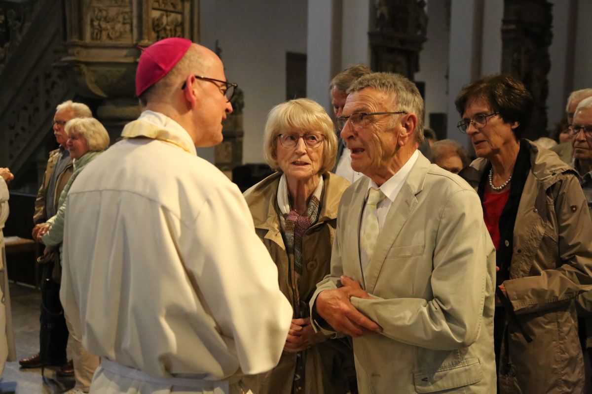Bischof Dr. Franz Jung hat am Donnerstagnachmittag, 4. Juli, mit etwa 320 Paaren im Kiliansdom ihr goldenes oder diamantenes Ehejubiläum gefeiert.