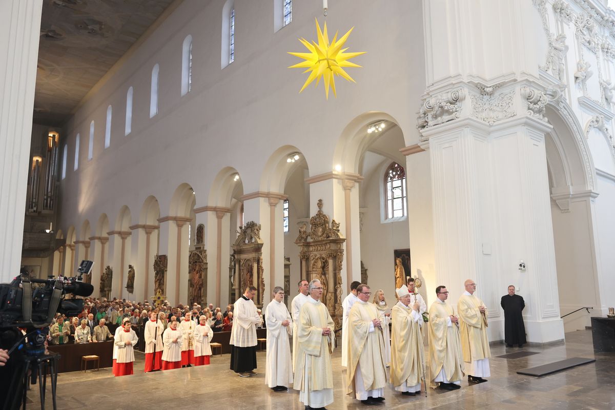 Mit mehr als 400 Ehepaaren, die seit 50, 60, 65 oder 70 Jahren verheiratet sind, hat Weihbischof em. Ulrich Boom am Donnerstagvormittag, 4. Juli, im Würzburger Kiliansdom einen Pontifikalgottesdienst gefeiert.