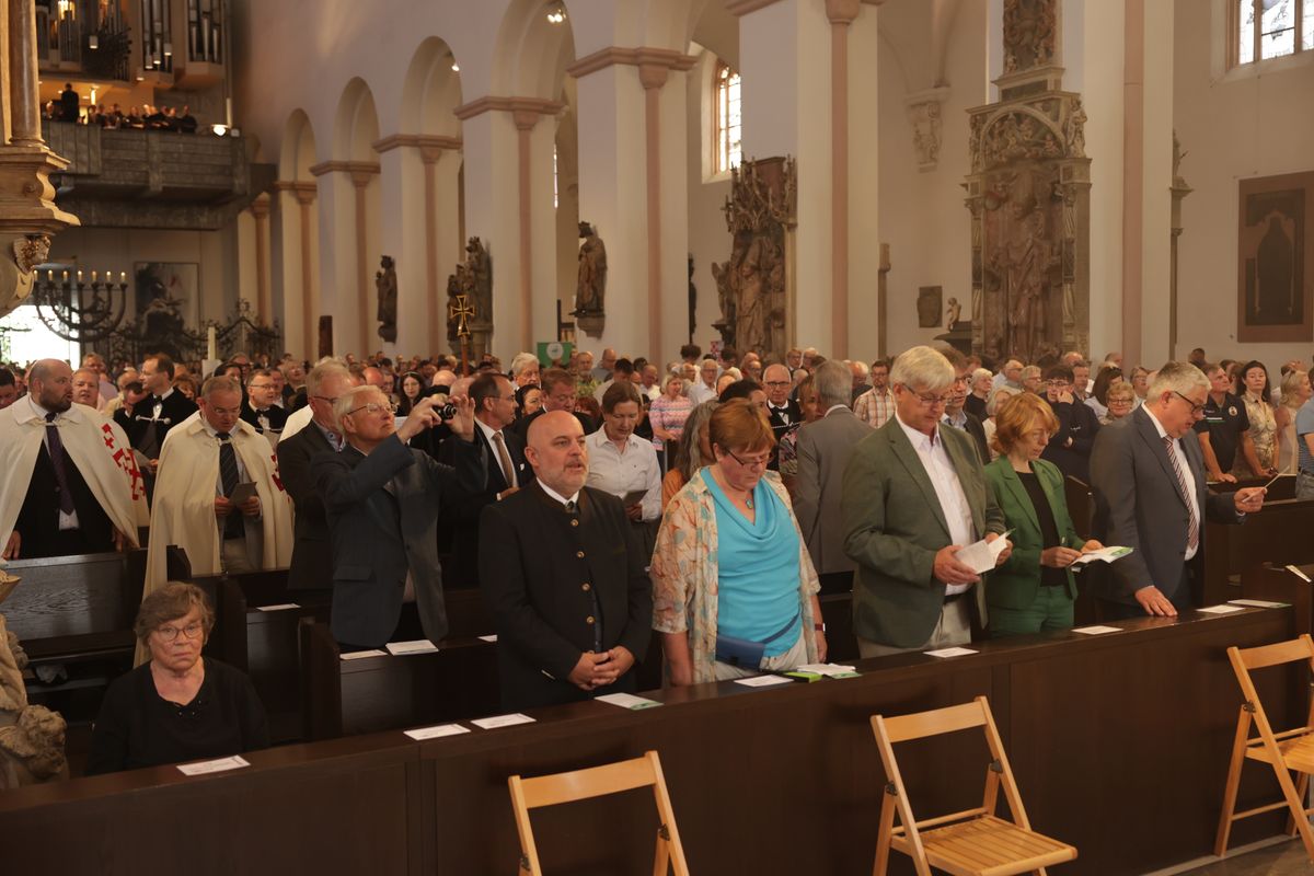 Mit einer Reliquienprozession von Sankt Burkard über die Alte Mainbrücke und einem Pontifikalgottesdienst im Kiliansdom ist am Sonntag, 6. Juli, die Kiliani-Wallfahrtswoche 2025 eröffnet worden.