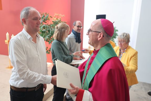 Bei einem Gottesdienst in der Jugendkirche Würzburg hat Bischof Dr. Franz Jung am Freitag, 25. Oktober, insgesamt 47 Personen für die Schulpastoral beauftragt.