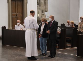 Mit rund 110 Ehepaaren aus der ganzen Diözese hat Weihbischof Ulrich Boom am Mittwochnachmittag, 23. Juni, einen Pontifikalgottesdienst gefeiert. Eingeladen waren Ehejubilare, die in den Jahren 2020 und 2021 auf 50, 60 oder 65 gemeinsame Jahre zurückblicken.