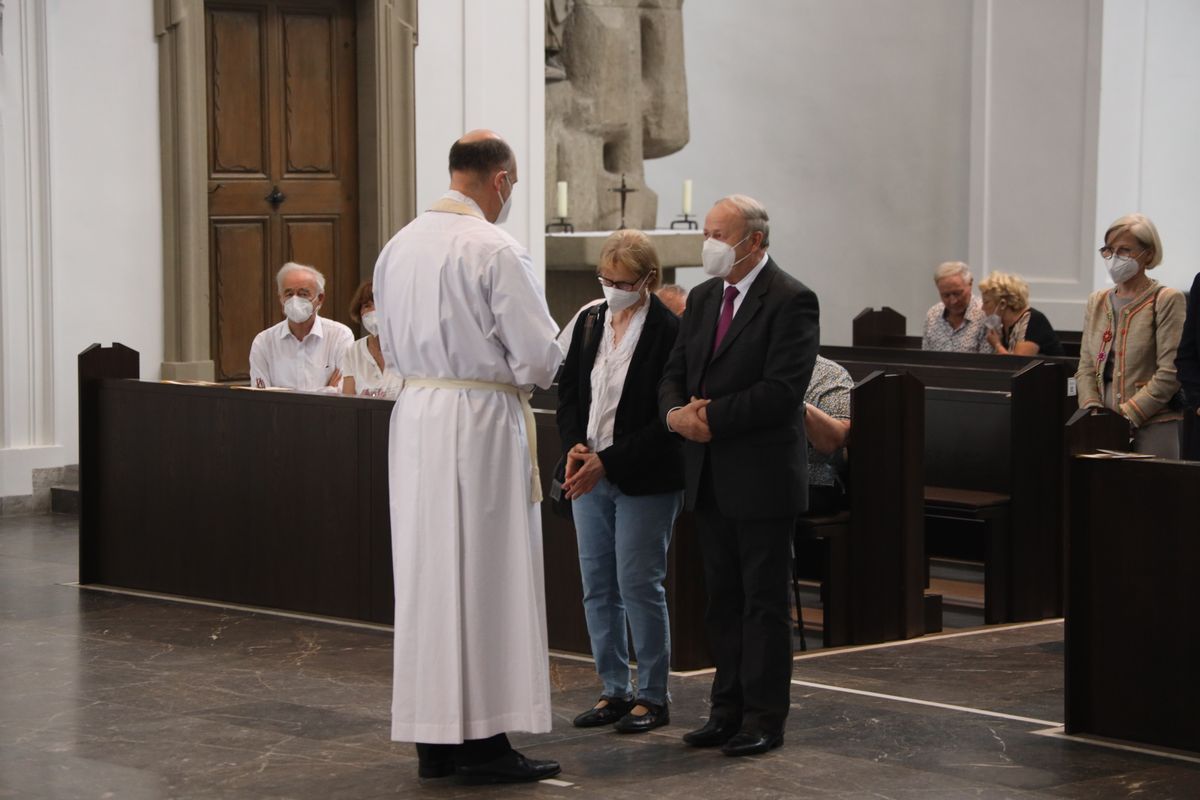 Mit rund 110 Ehepaaren aus der ganzen Diözese hat Weihbischof Ulrich Boom am Mittwochnachmittag, 23. Juni, einen Pontifikalgottesdienst gefeiert. Eingeladen waren Ehejubilare, die in den Jahren 2020 und 2021 auf 50, 60 oder 65 gemeinsame Jahre zurückblicken.