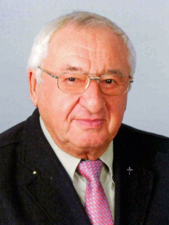 Oberstudienrat a. D. Wilhelm Schmitt. Oberstudienrat a. D. Wilhelm Schmitt.