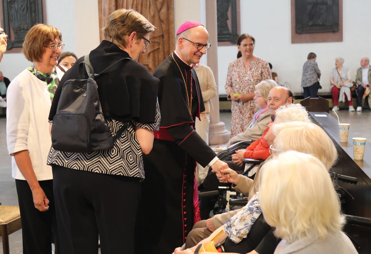 Weihbischof Paul Reder feierte am Samstag, 13. Juli, einen Kiliani-Gottesdienst für Menschen im Alter, in Krankheit und mit Behinderung im Kiliansdom. Auch Bischof Dr. Franz Jung nutzte die Pilgerspeisung für persönliche Gespräche.